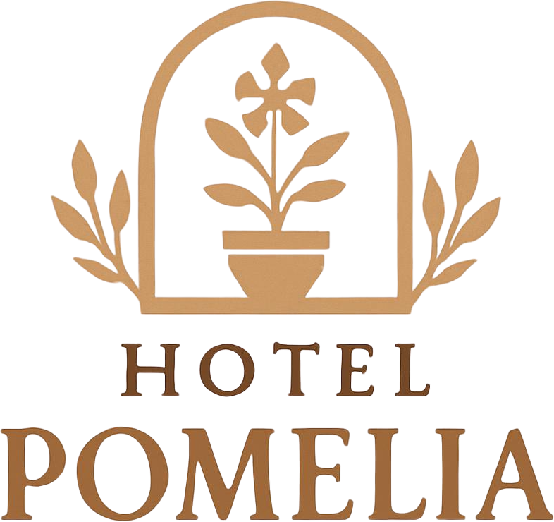 Logo dell'Hotel Pomelia: un arco beige con decori a foglia posto sopra il nome della struttura scritto in stile elegante